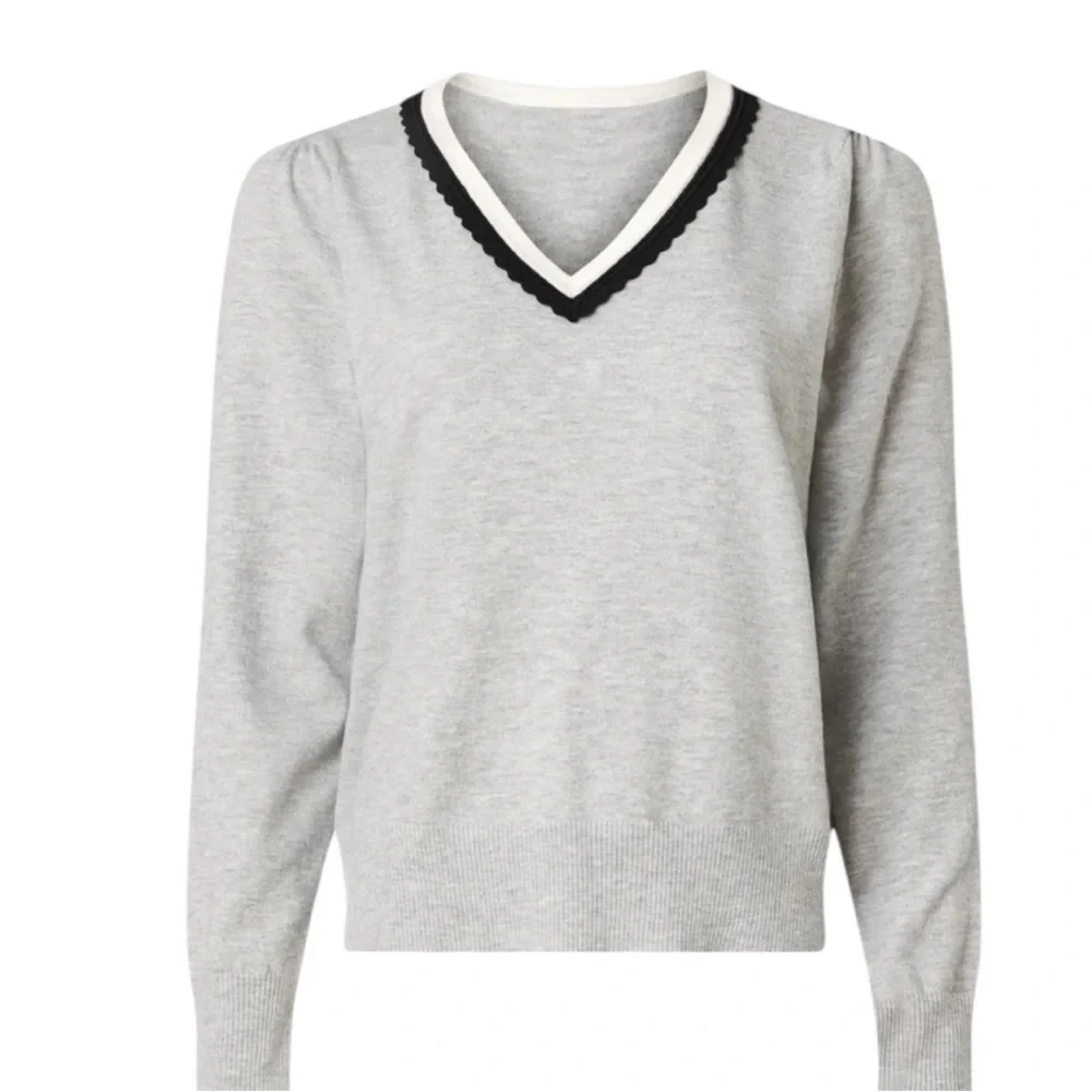CeCe Deep V Contrast Trim Sweater, Size: S - Picture 2 of 12
